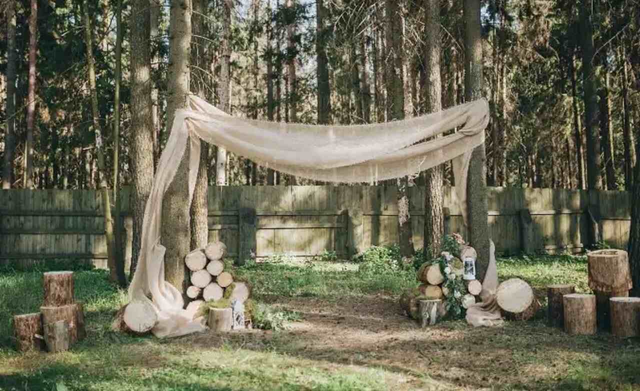 altar com tecidos e pedaços de madeira