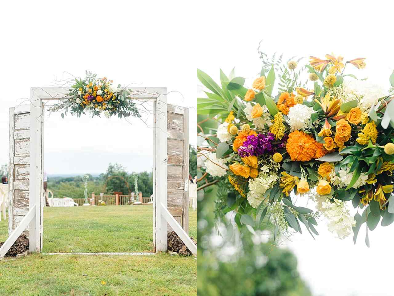 Porta de madeira na entrada do casamento com um arranjo floral no topo