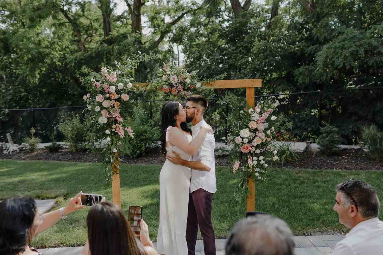 noivos se beijando no altar