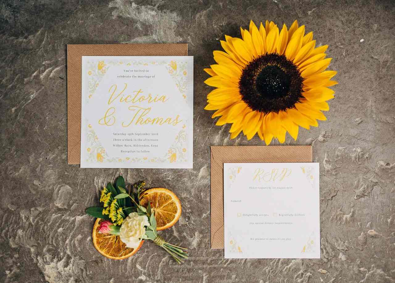 Convite de casamento com detalhes amarelo