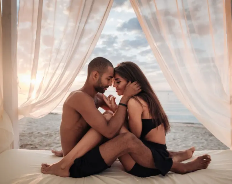 casal abraçados na cama