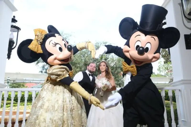 casal com mickey e minnie em casamento