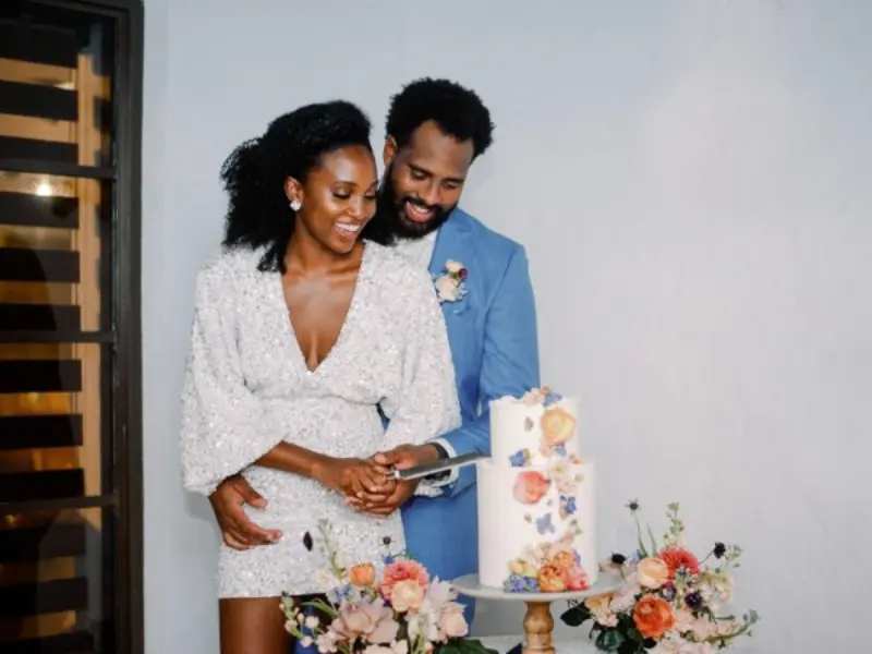 casal cortando bolo de casamento civil