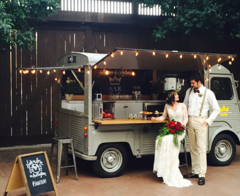 casal em food truck no casamento vintage