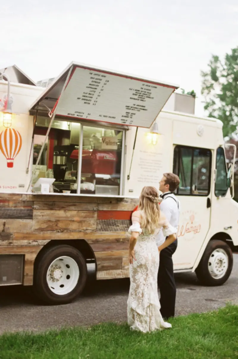 casal em frente a foodtruck no casamento