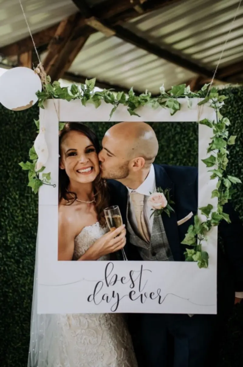 casal em moldura de fotos para casamento em festa