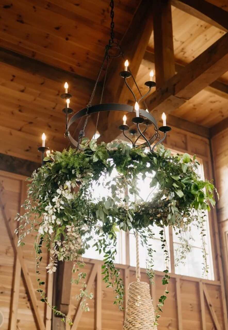 lustre decorado com folhas e flores para casamento