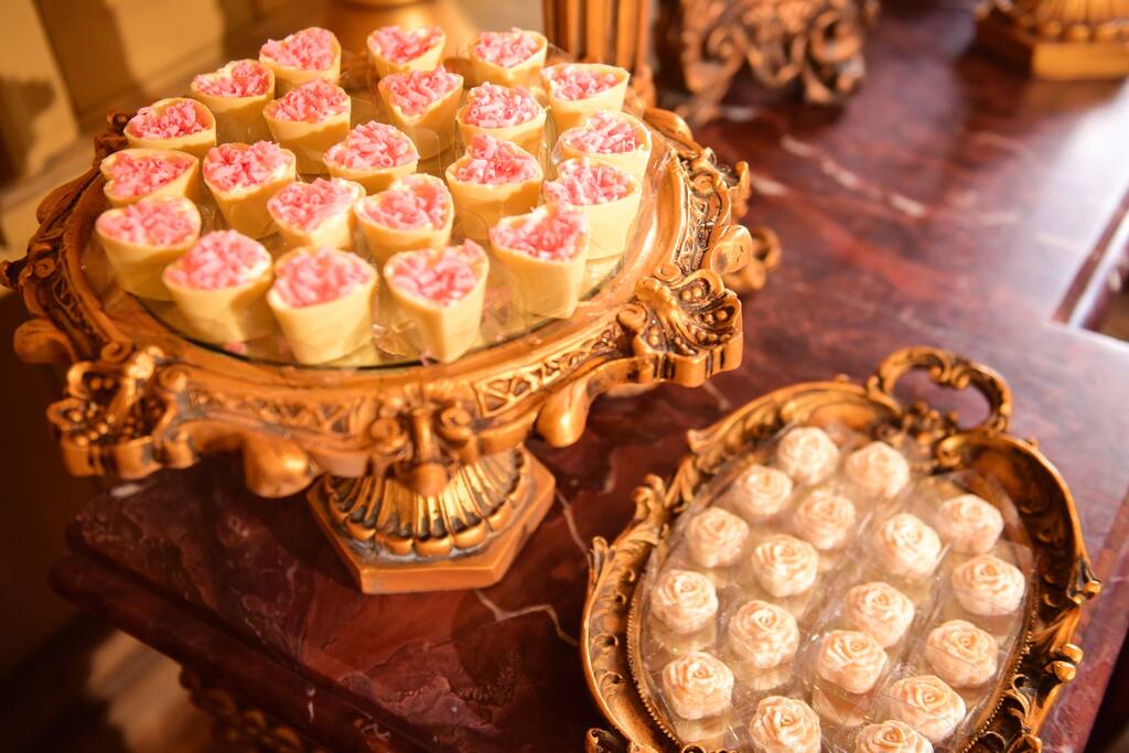 bandejas clássicas douradas com doces de casamento