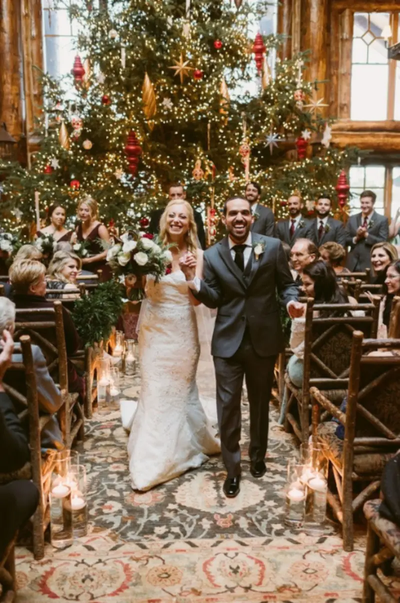 saída dos noivos em casamento com tema natalino