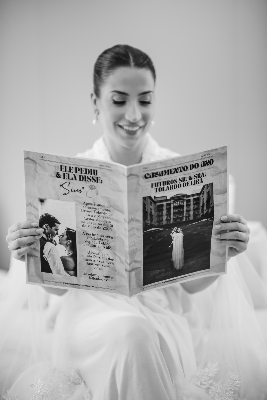noiva com robe lendo jornal save the date