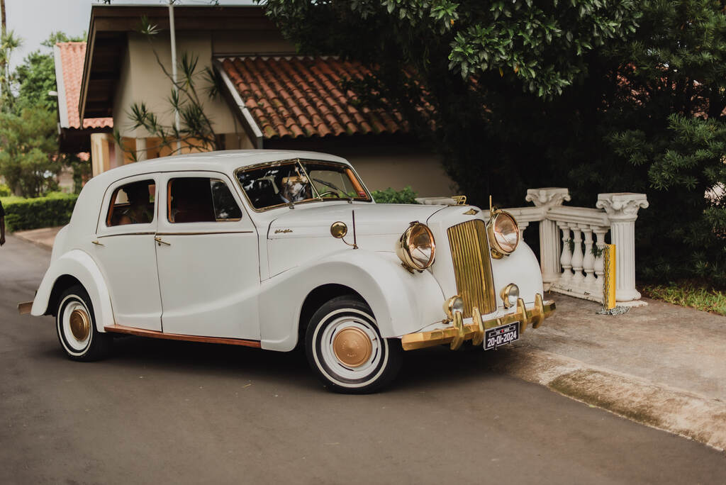 carro antigo e luxuoso branco
