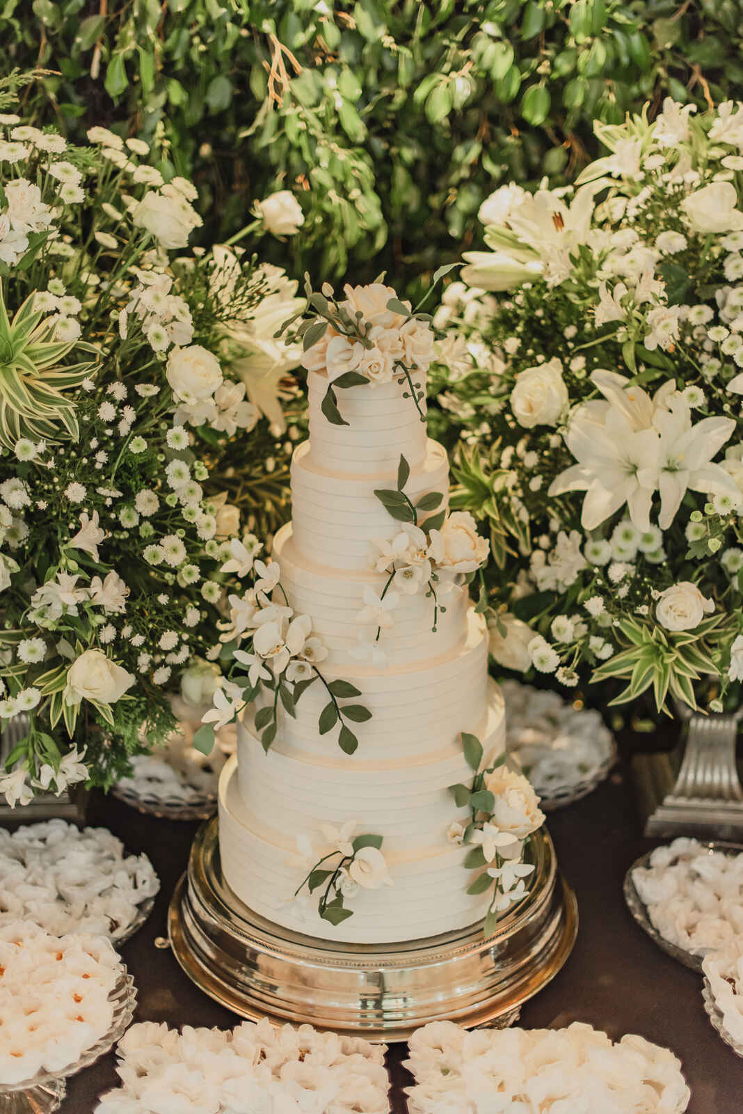 bolo de casamento clássico branco com seis andares decorado com rosas brancas