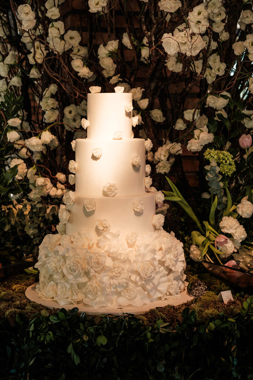 bolo de casamento de 4 andares branco com aplique de flores