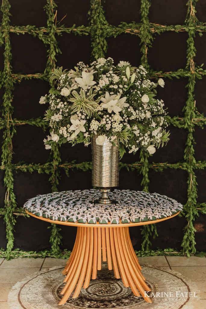 mesa com vaso de flores com bem-casados