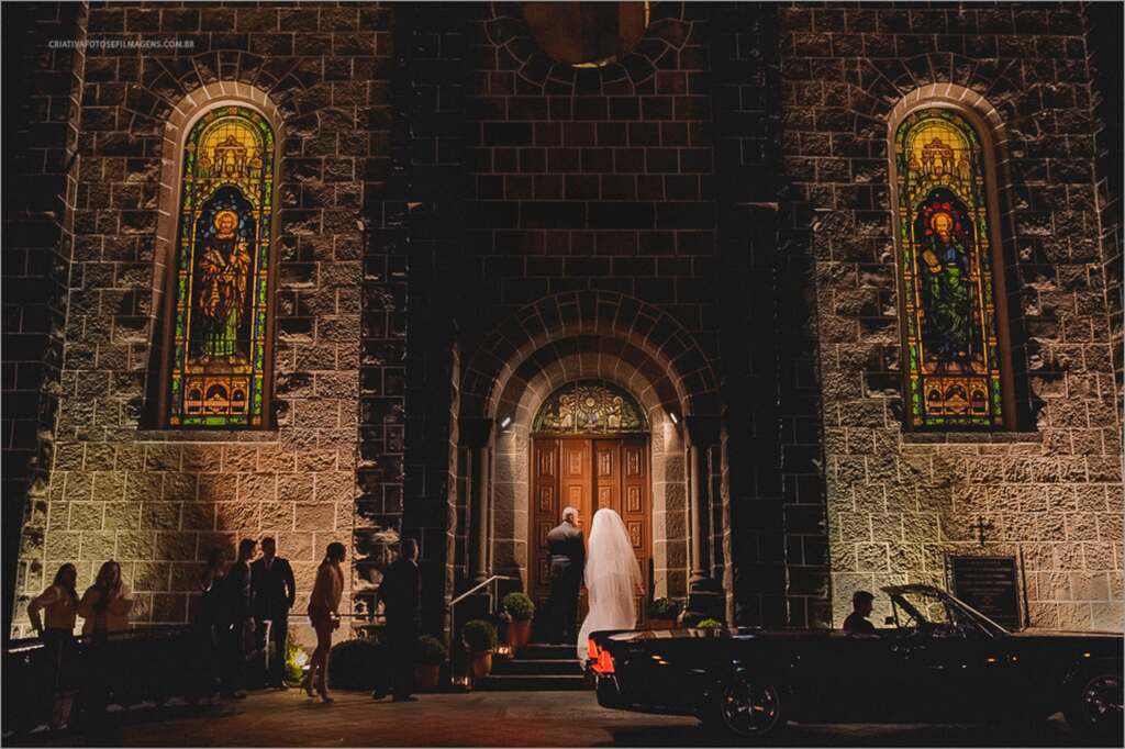 Noiva esperando na porta da Igreja Matriz São Pedro para entrar no casamento