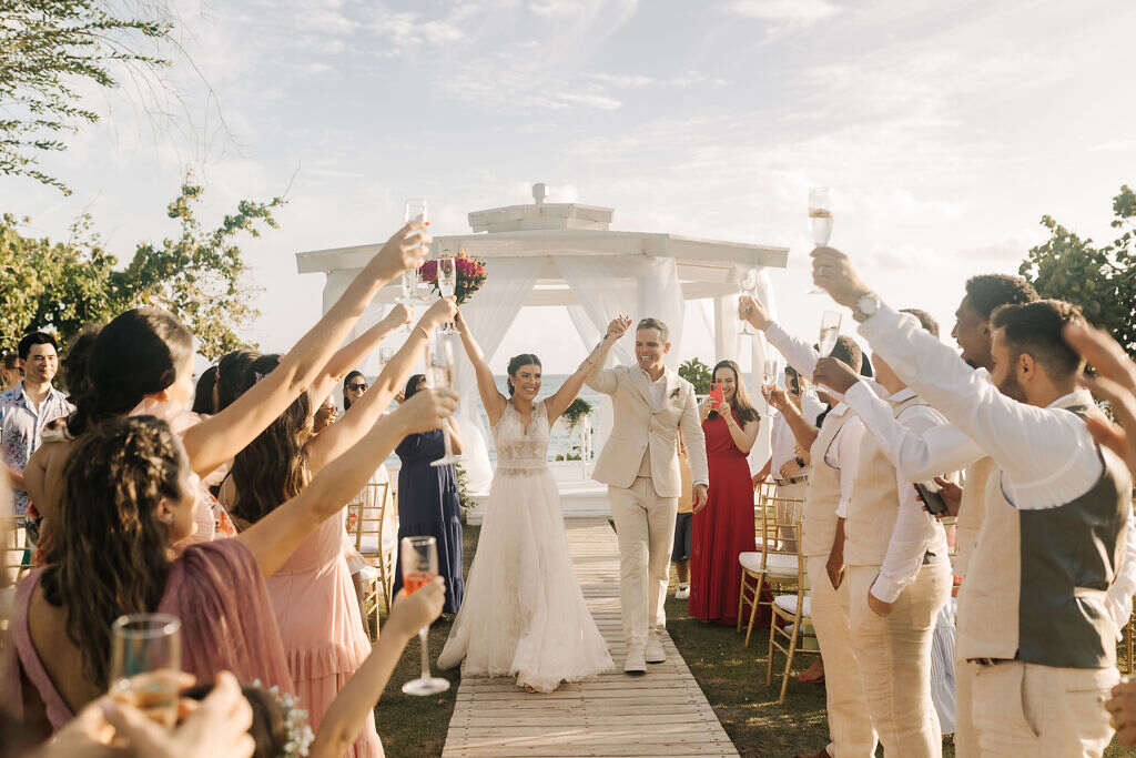 saída dos noivos em casamento ao ar livre em punta cana