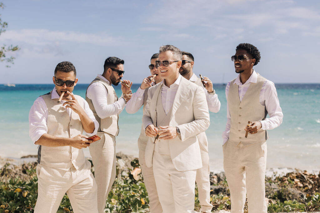 noivo e padrinhos de roupa clara em casamento em punta cana