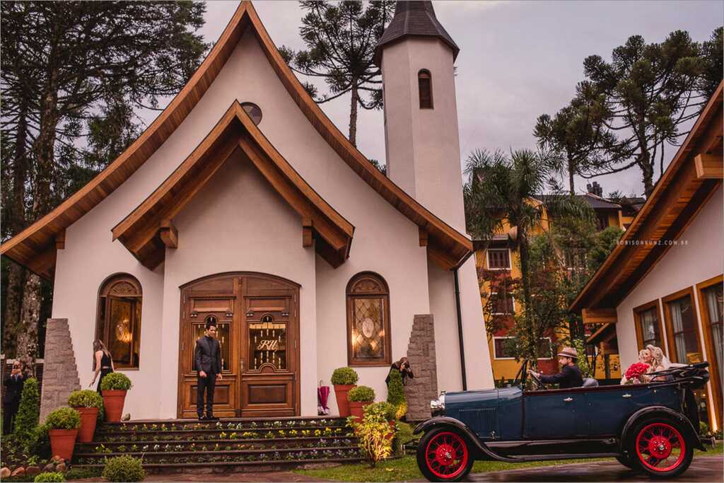 Noiva chegando em um carro antigo na frente da capela do Hotel Ritta Hoppner, em Gramado