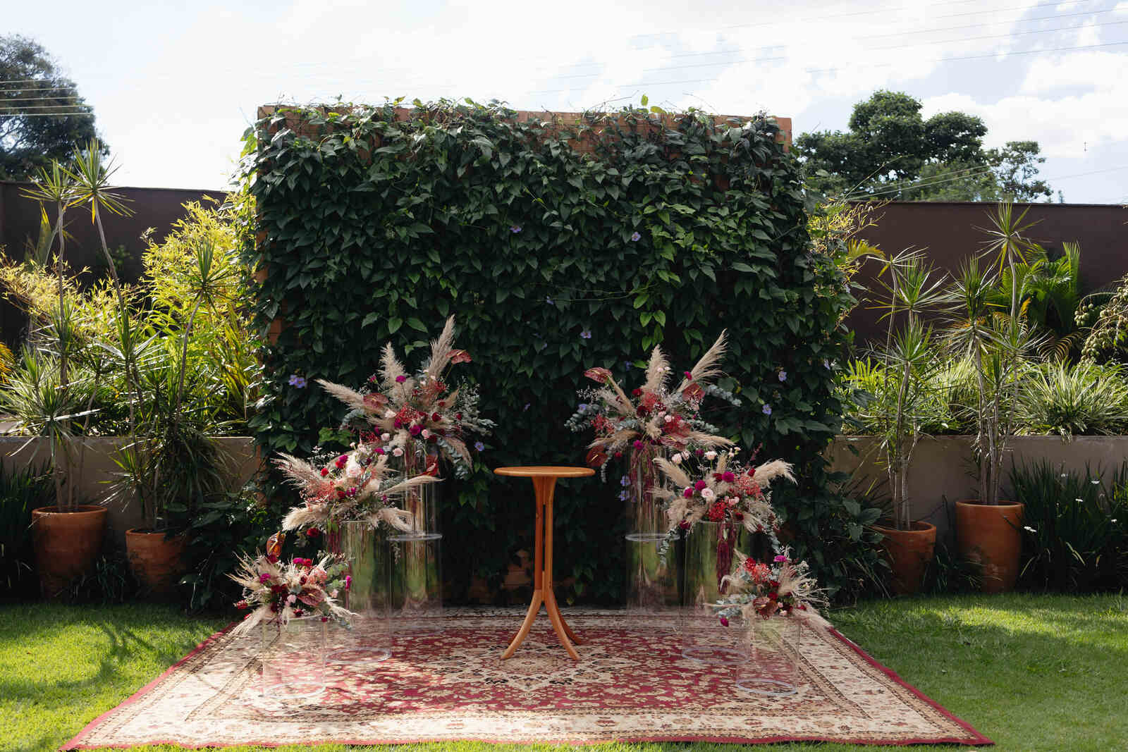 altar com decoração boho romântico no quintal