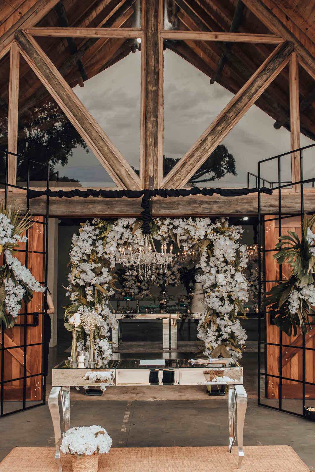 altar com mesa de buffet prateado