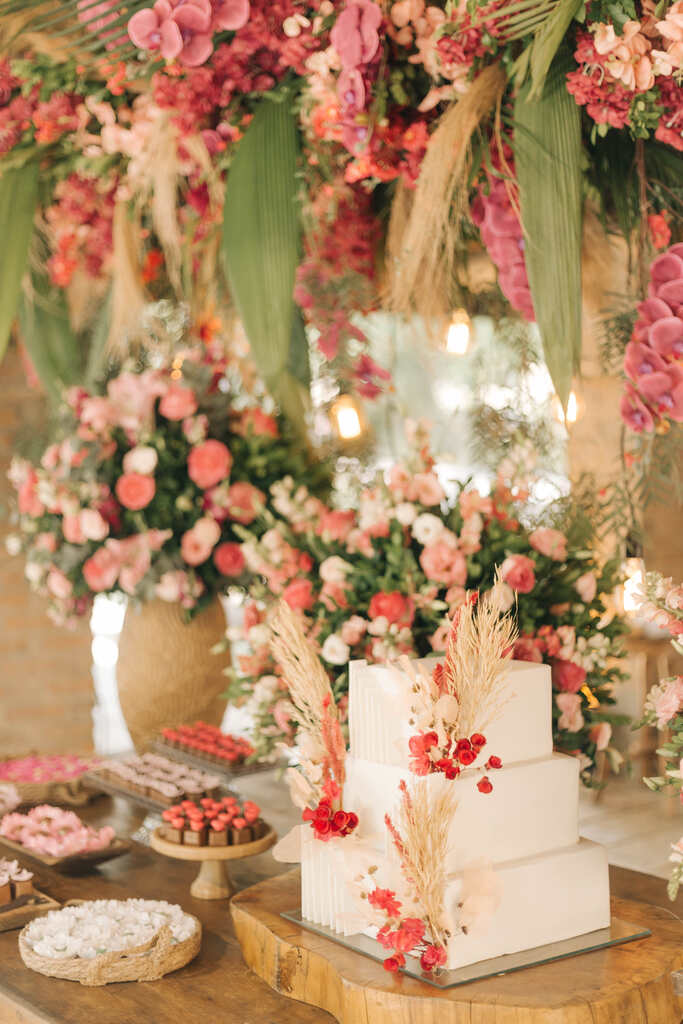 bolo de casamento moderno quadrado com flores vermelhas e capim dos pampas