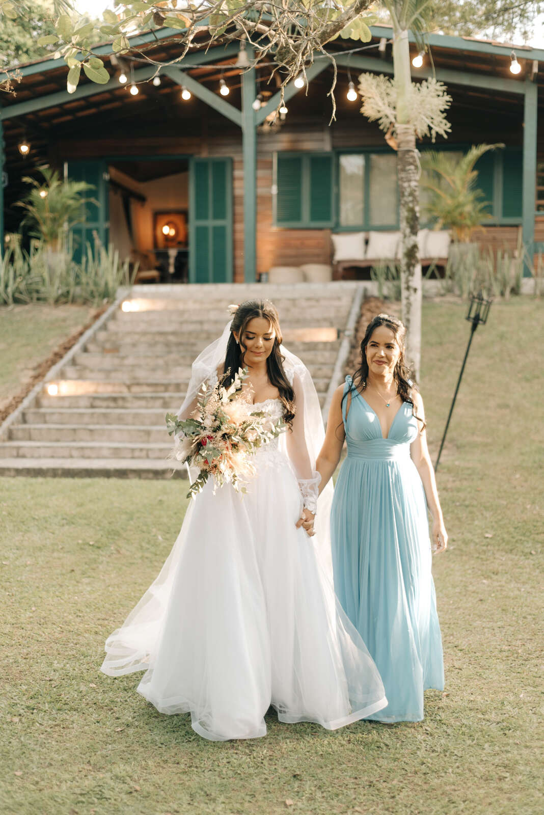 entrada da noiva com a mãe com vestido azul serenity