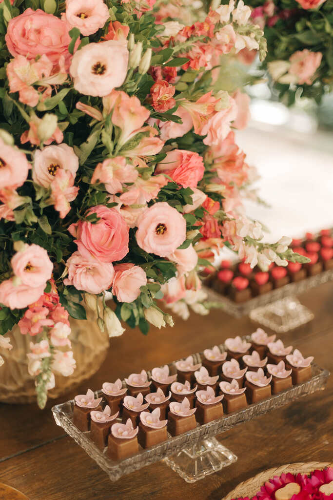 bandeja com doces de casamento de chocolate com flor cor de rosa