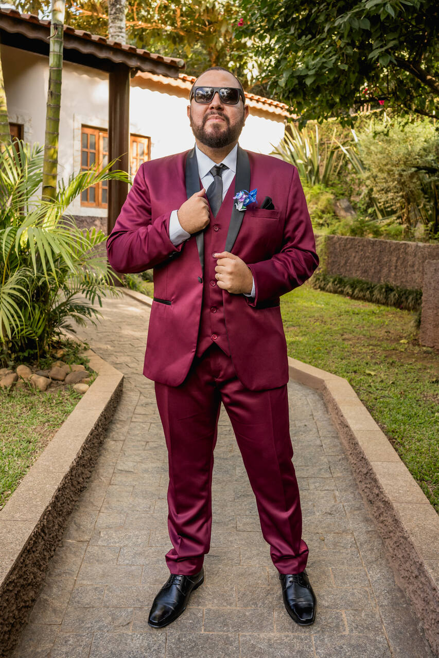 Casamento roxo, geek e com música de anime na cerimônia