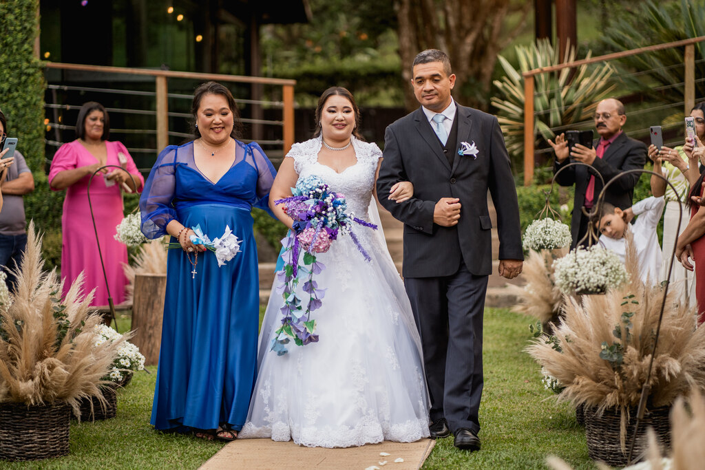 Casamento roxo, geek e com música de anime na cerimônia