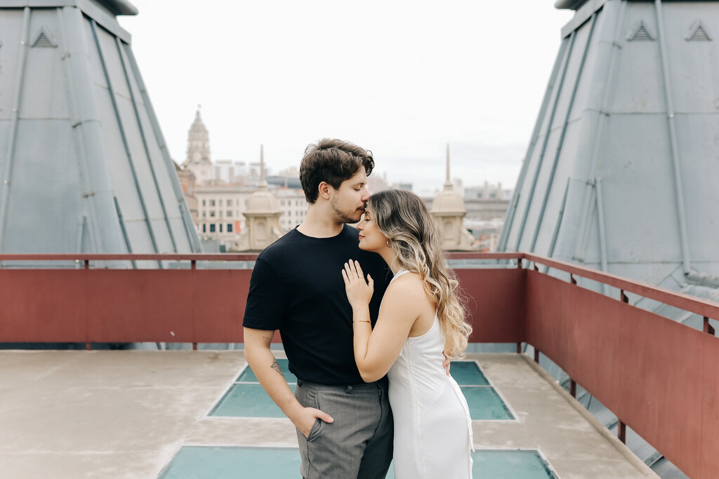 casal abraçado no rooftop