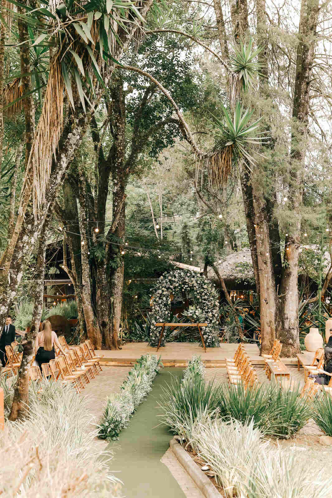 altar floral verde e branco no campo