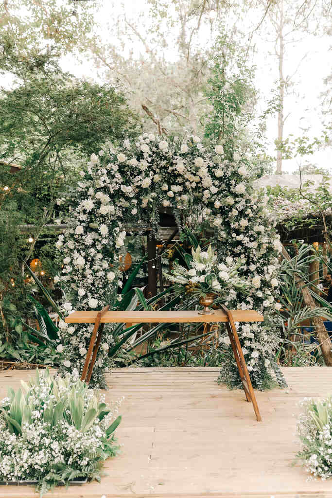 altar floral verde e branco