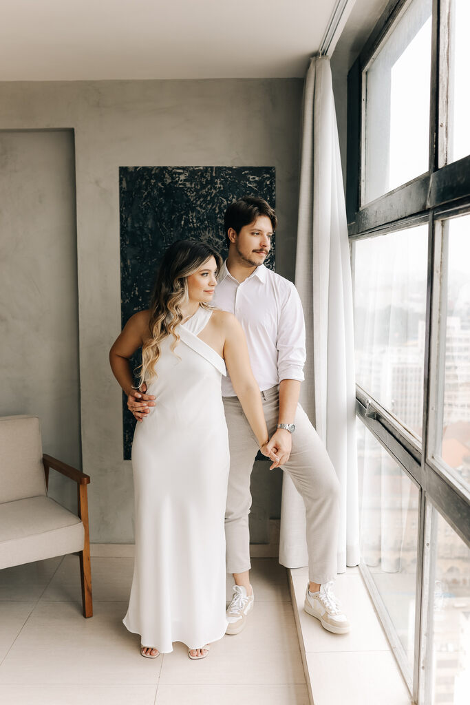 casal no pre wedding em apartamento