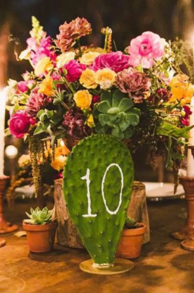 centro de mesa para casamento mexicano com cacto