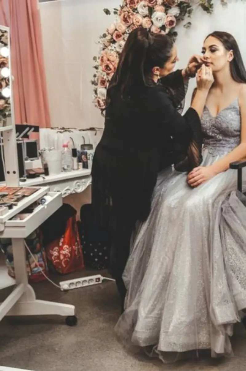 convidada retocando a maquiagem no casamento