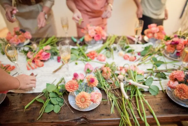 convidadas fazendo arranjos florais