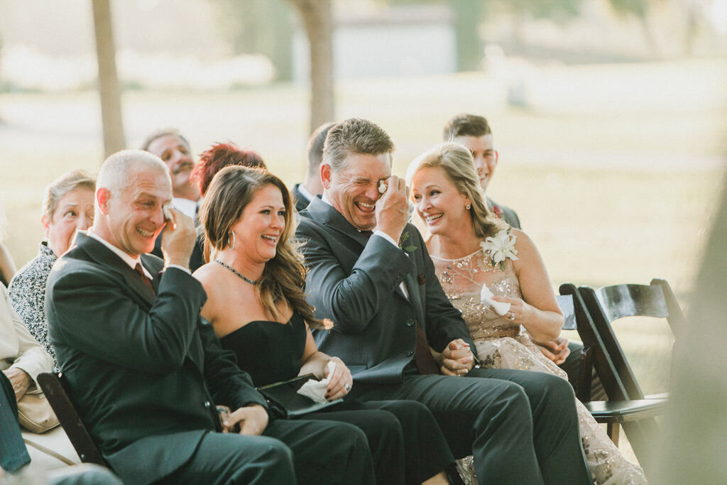 convidados emocionados em cerimônia de casamento ao ar livre