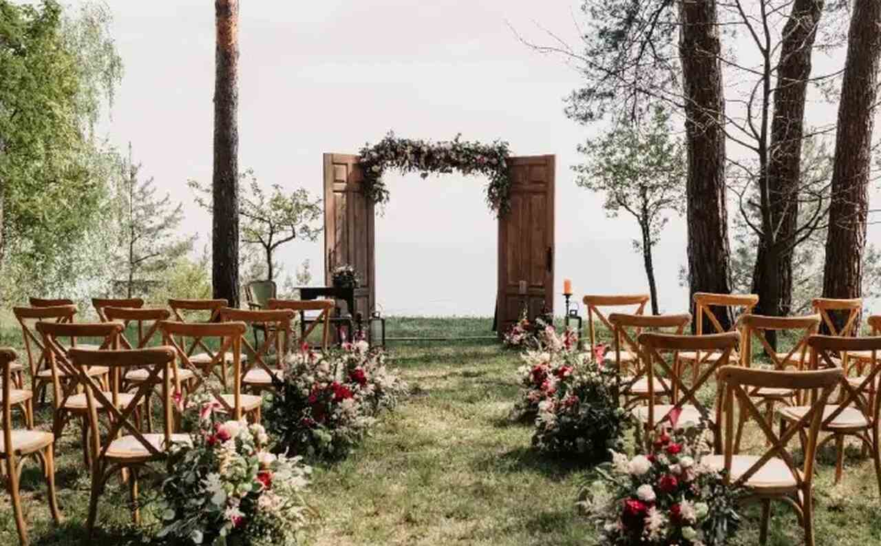 porta no altar de casamento cadeiras ao ar livre