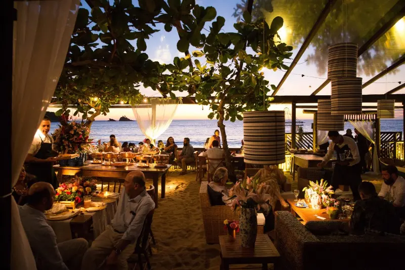 decoração de casamento na praia ao por do sol com luzes