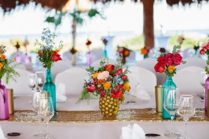 decoração de casamento com tema luau com abacaxi