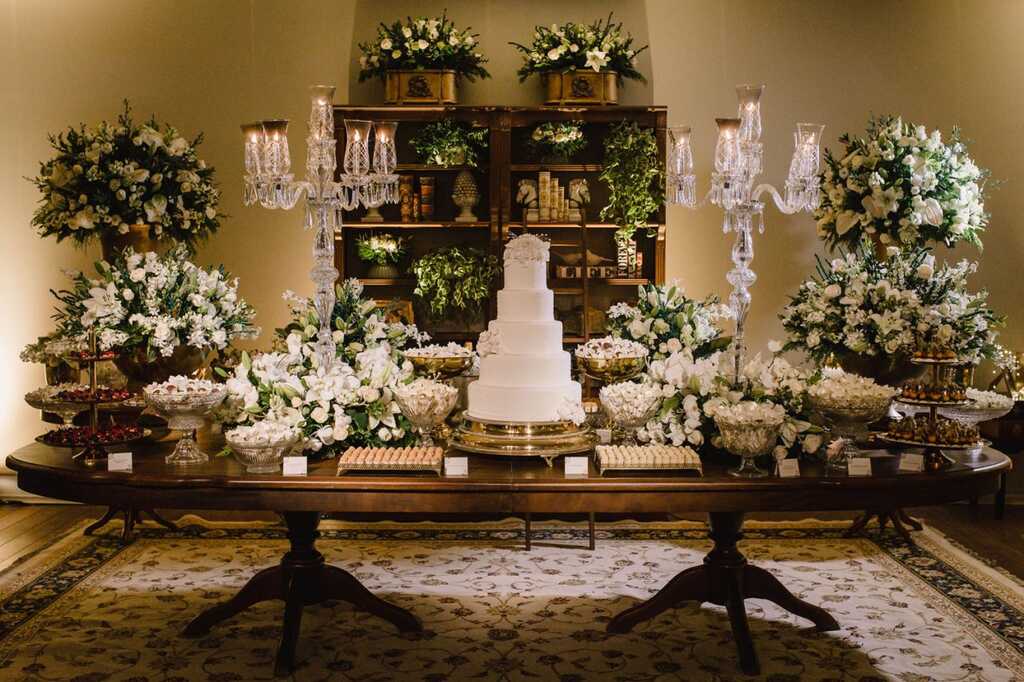 mesa de bolo e doces de casamento estilo clássico tradicional