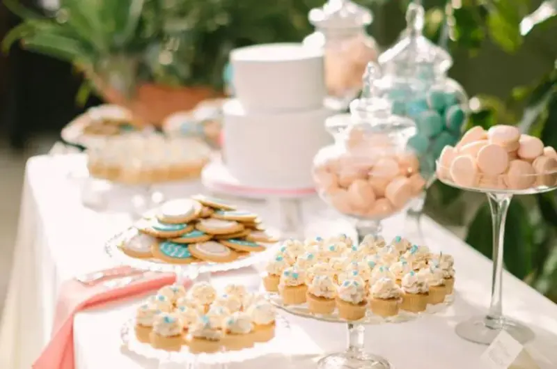 estação de docinhos em casamento de dia