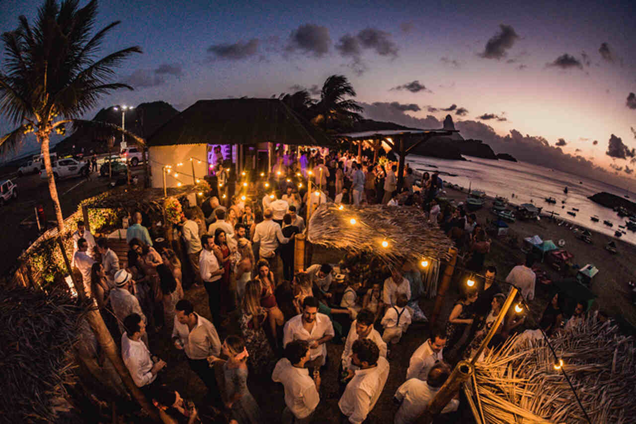 festa de casamento pé na areia em Fernando de Noronha