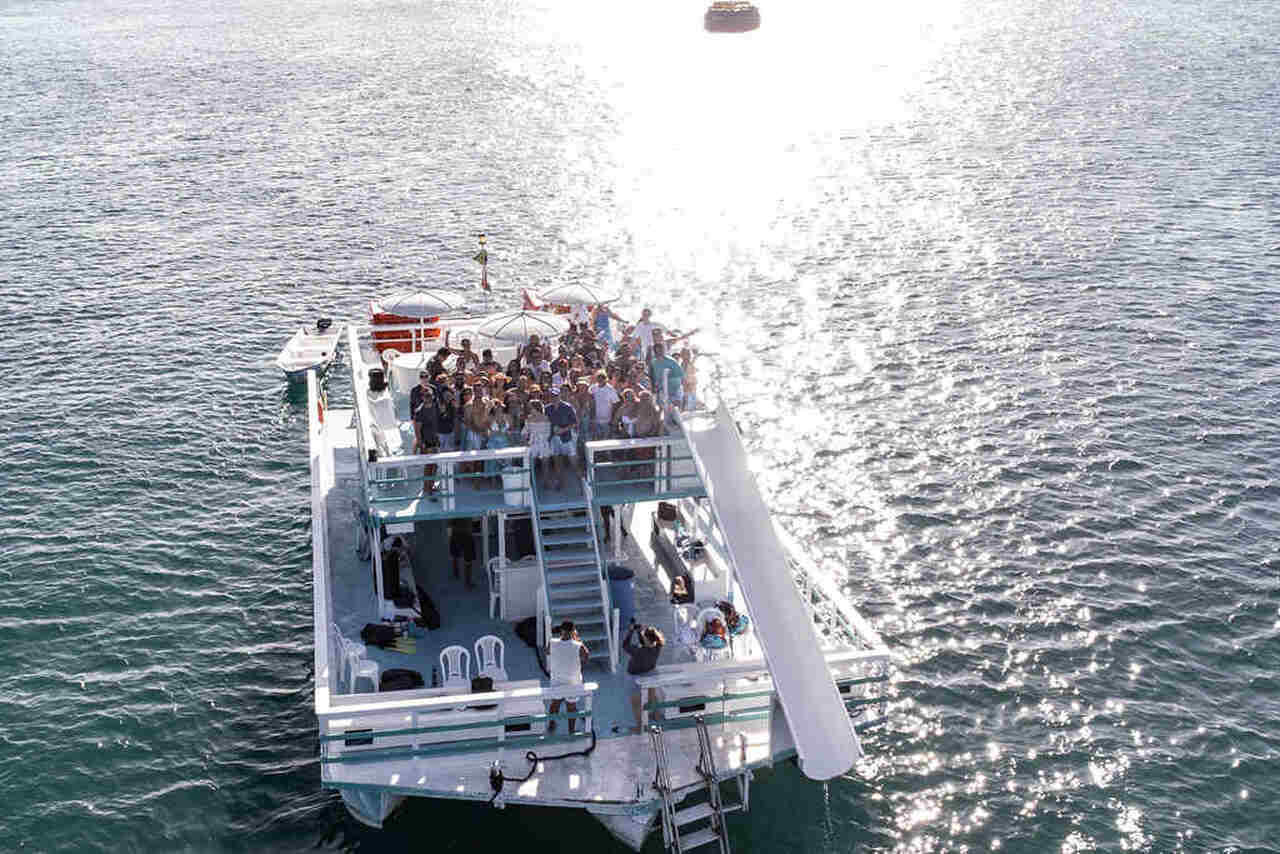 festa de casamento em barco em alto mar