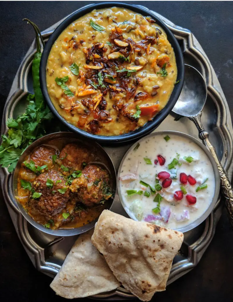 gastronomia indiana para casamento com três pratos com sopas