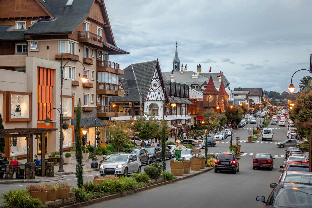 Rua da cidade de Gramado, com construções no estilo europeu