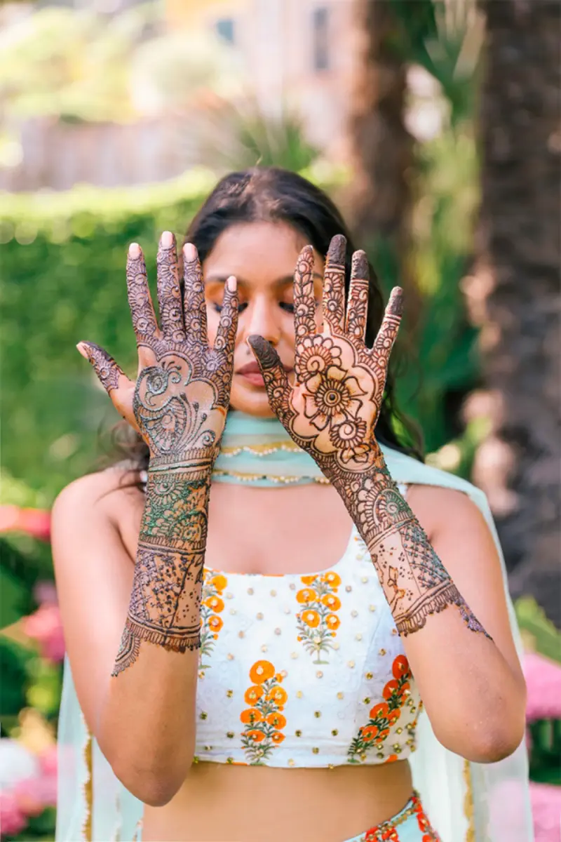 noiva com henna nas mãos em casamento indiano