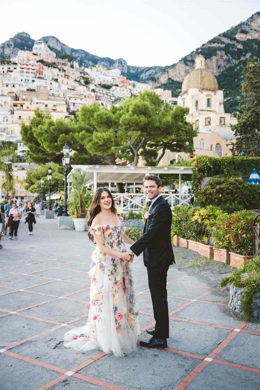 Casal em centro de cidade na Itália