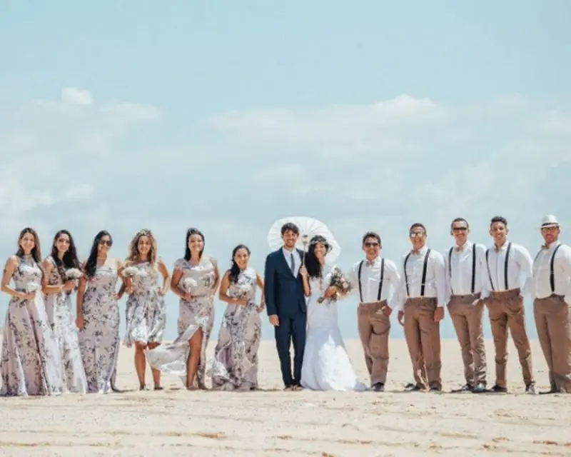 madrinhas e padrinhos em casamento na praia