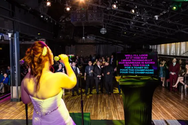 noiva cantando no karaokê no casamento